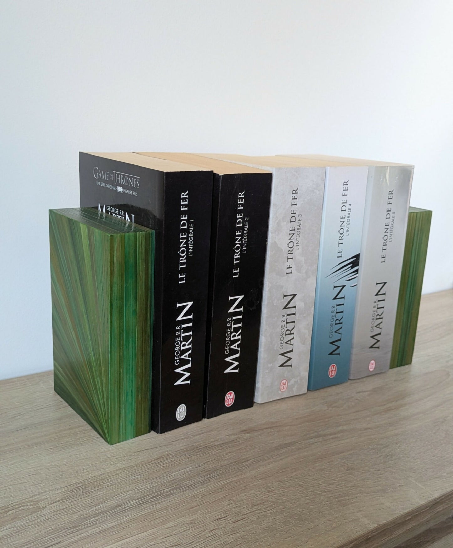 Porte-livres marqueté paille verte, livres rangés entre les deux supports