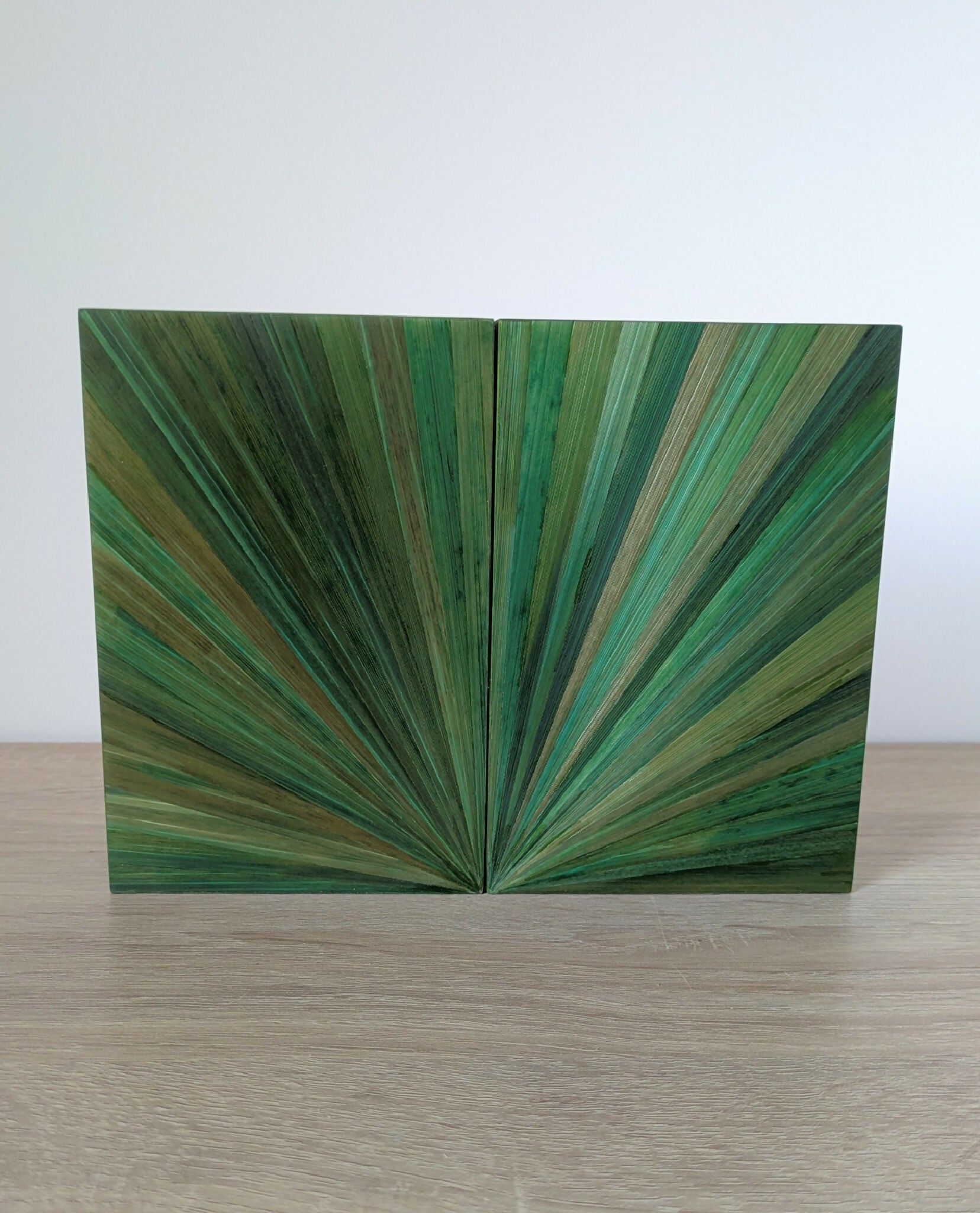 Serre-livres en marqueterie paille verte, grand panneau avant en éventail