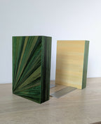 Paire de serre-livres en bois, marqueterie paille verte et claire, vue trois-quarts