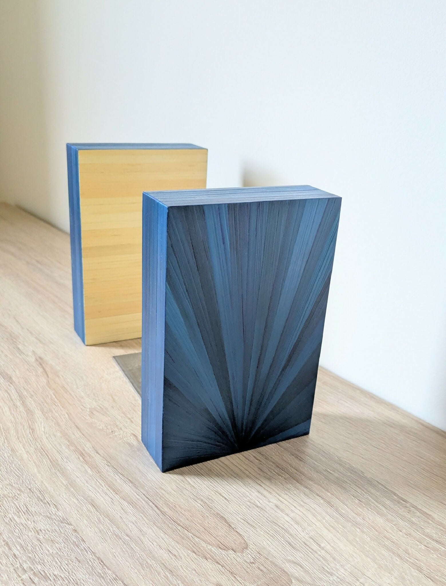 Serre-livres duo : face bleue en marqueterie de paille et face claire en bois