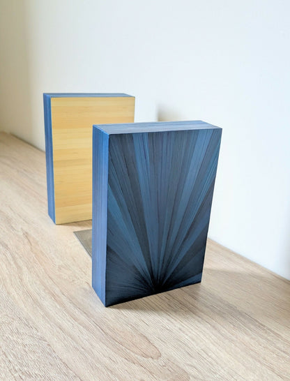 Serre-livres duo : face bleue en marqueterie de paille et face claire en bois