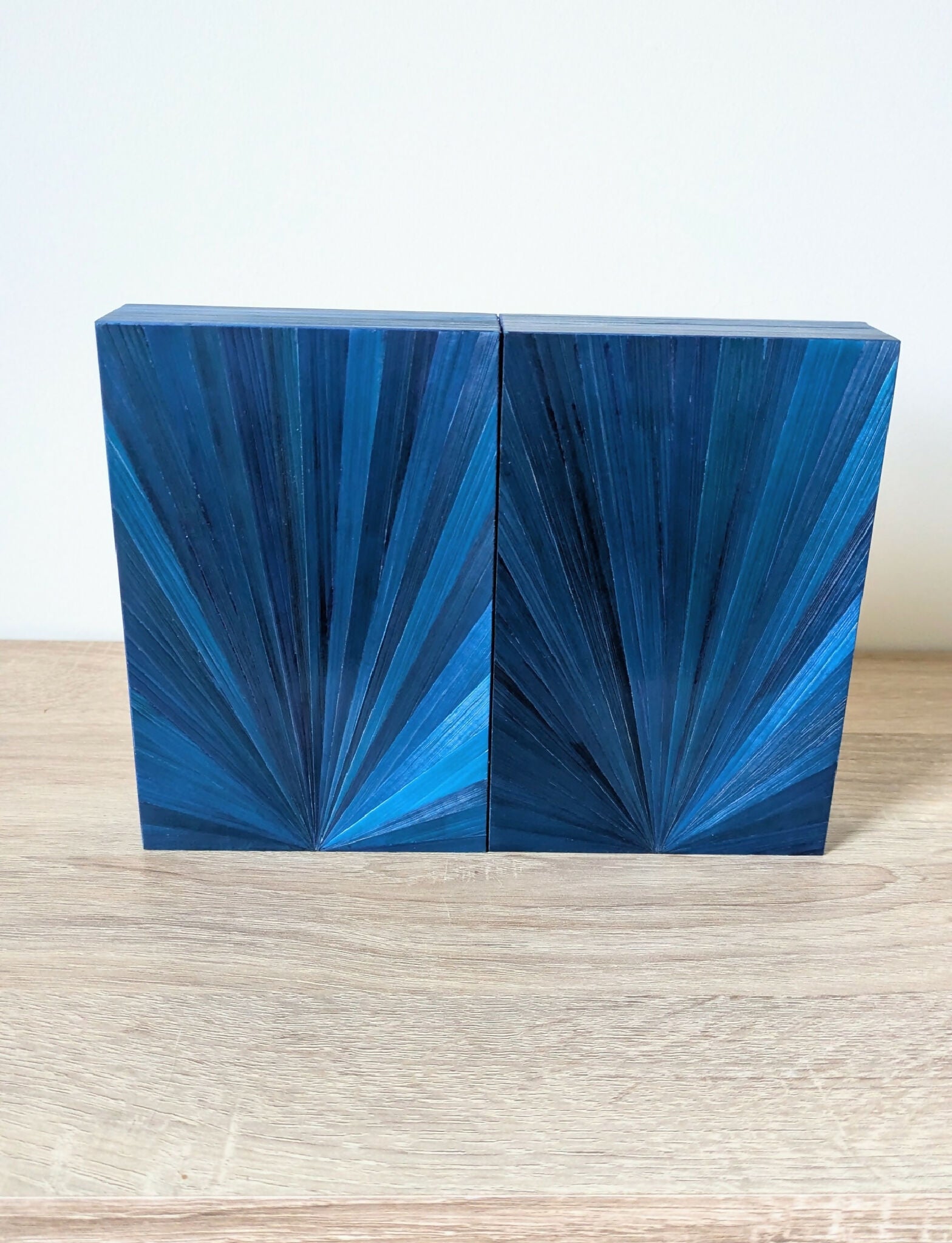 Paire de serre-livres bleus en marqueterie de paille, motif en éventail