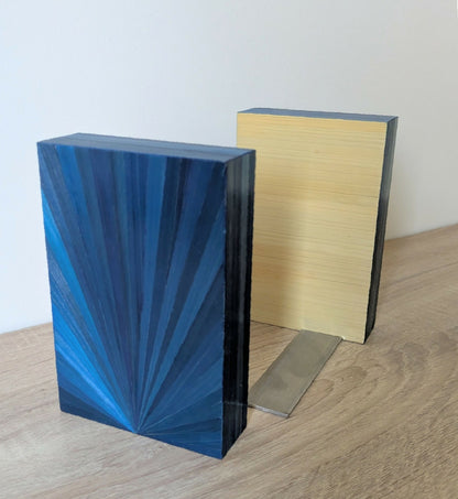 Serre-livres duo : marqueterie de paille bleue et face claire, avec patins gris