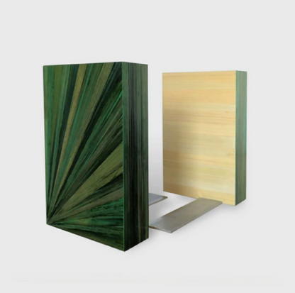 Paire de serre-livres en bois marqueté paille verte, vue de face, deux blocs