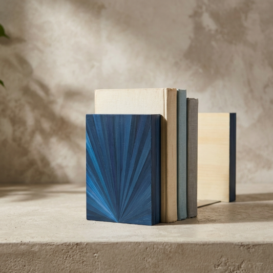 Duo de serre-livres avec marqueterie de paille bleue, motif en éventail