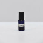 Flacon de sérum pour les yeux avec bouchon noir et base bleu foncé