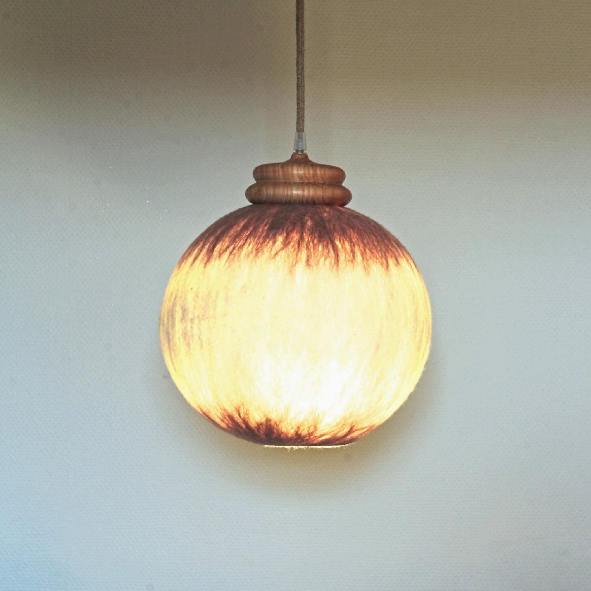 Suspension MUNDI, globe en feutre dégradé, lumière chaude diffusée dans le tissu