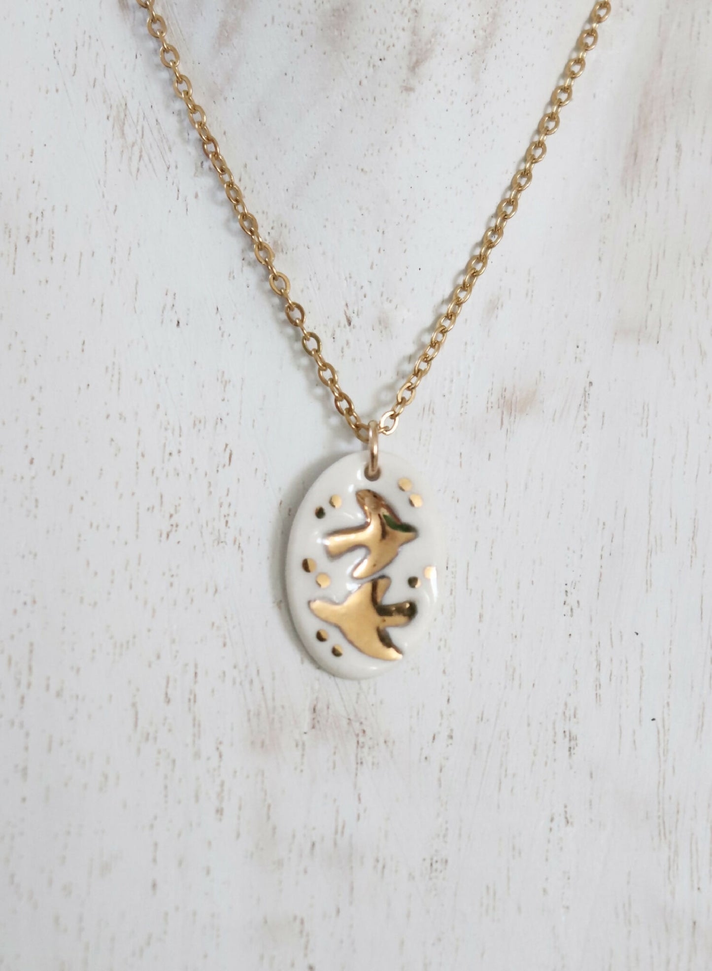 Collier hirondelles virevoltantes en porcelaine