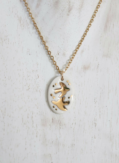 Collier hirondelles virevoltantes en porcelaine