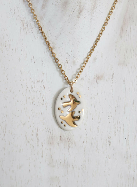 Collier hirondelles virevoltantes en porcelaine