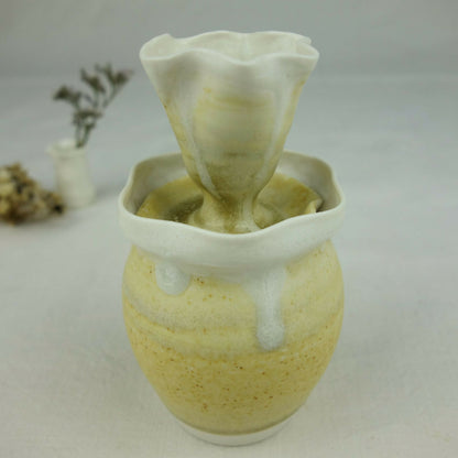 Vase en céramique jaune pâle, col évasé et intérieur vert, motifs au toucher crème