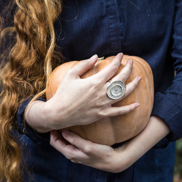 Bague cocktail en argent massif, Motif rondelle de bois