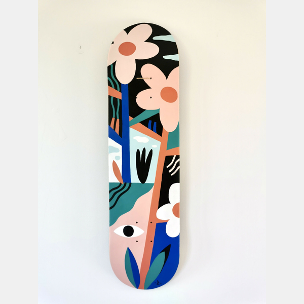 Skateboard décoré d’un visage et de fleurs stylisés, palette bleu, beige et noir.