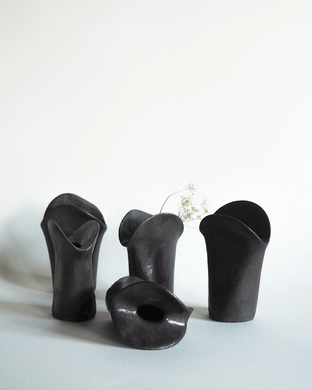 Soliflore Pistil, petit vase en grès à émail bronze, façonné à la main par Strato Studio