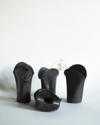 Soliflore Pistil, petit vase en grès à émail bronze, façonné à la main par Strato Studio
