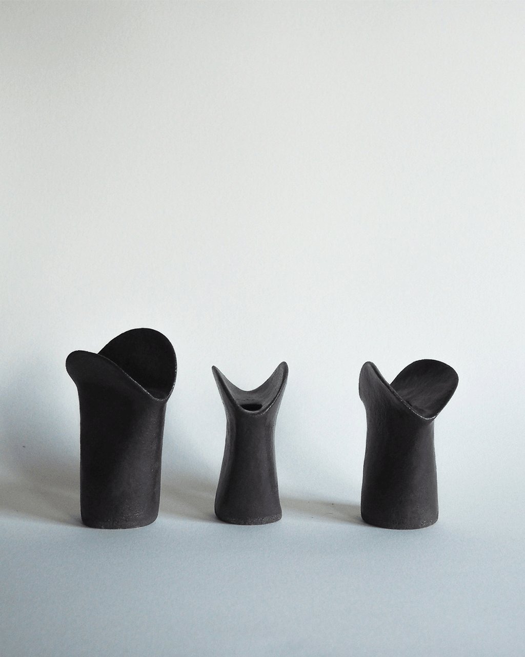 Soliflore Pistil, petit vase en grès à émail bronze, façonné à la main par Strato Studio