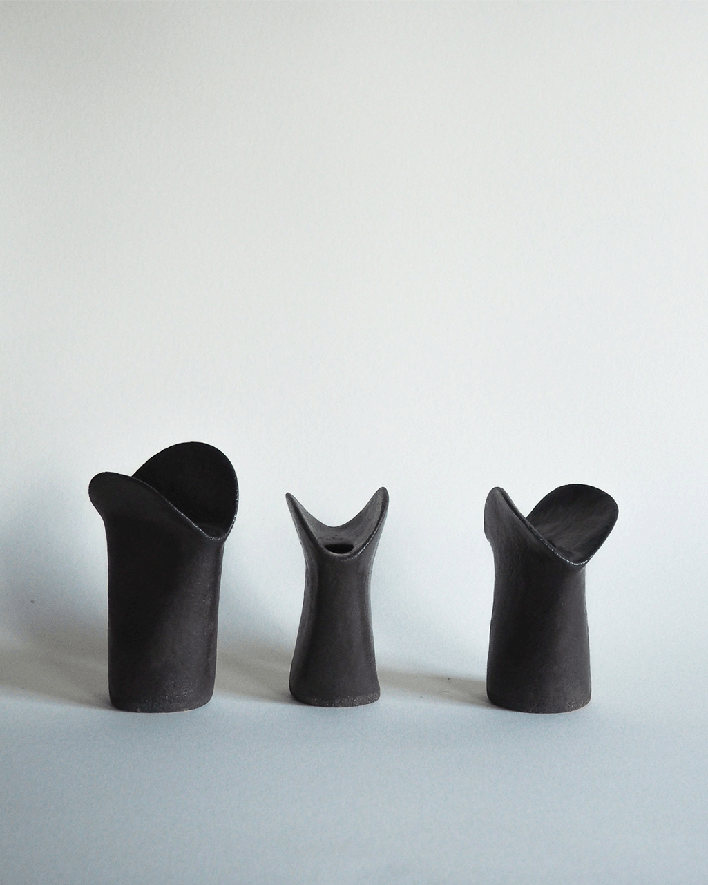 Soliflore Pistil, petit vase en grès à émail bronze, façonné à la main par Strato Studio