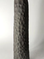 Soliflore sculpté noir à texture en pastilles, vue latérale rapprochée.