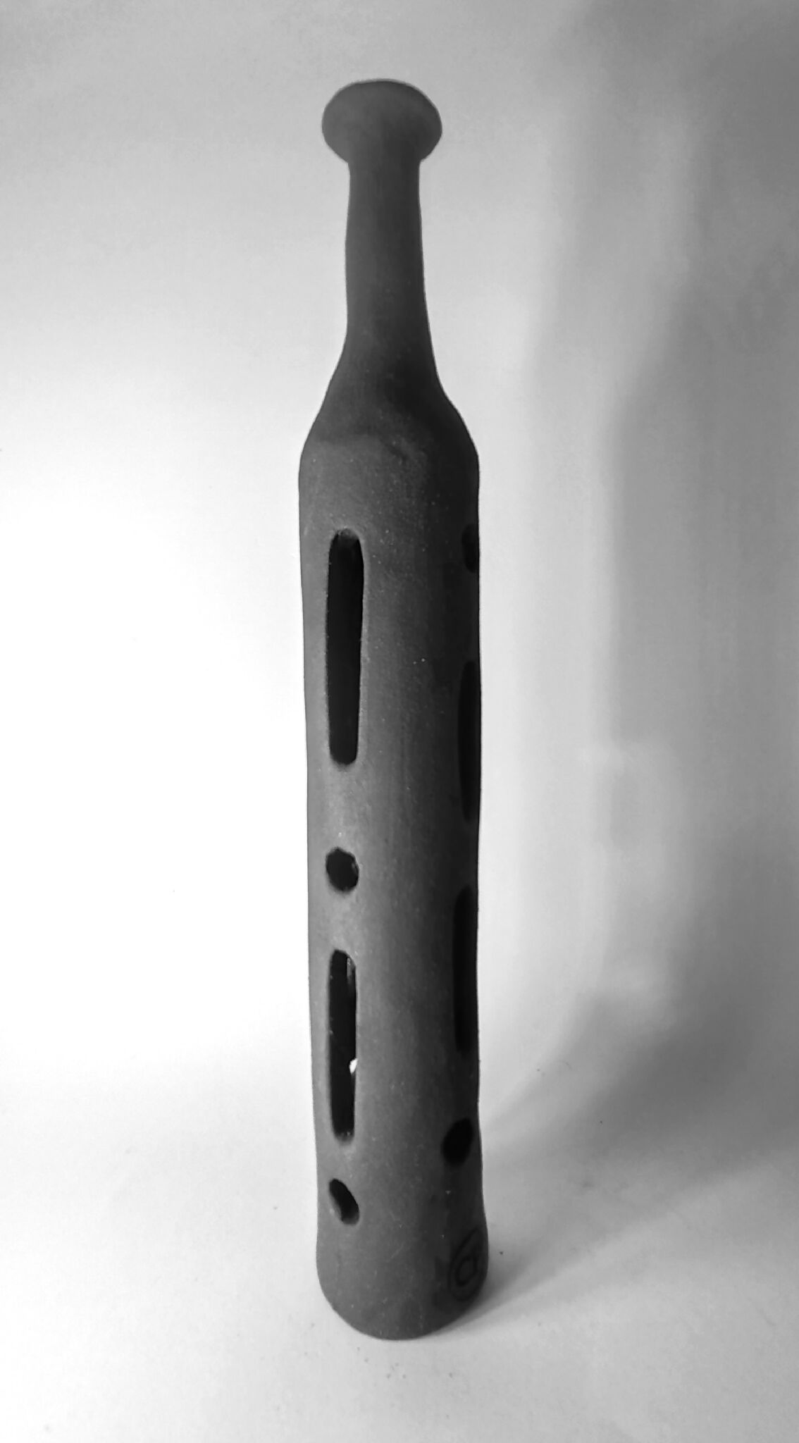 Sculpture soliflore noir, bouteille élancée ajourée de plusieurs trous et fentes