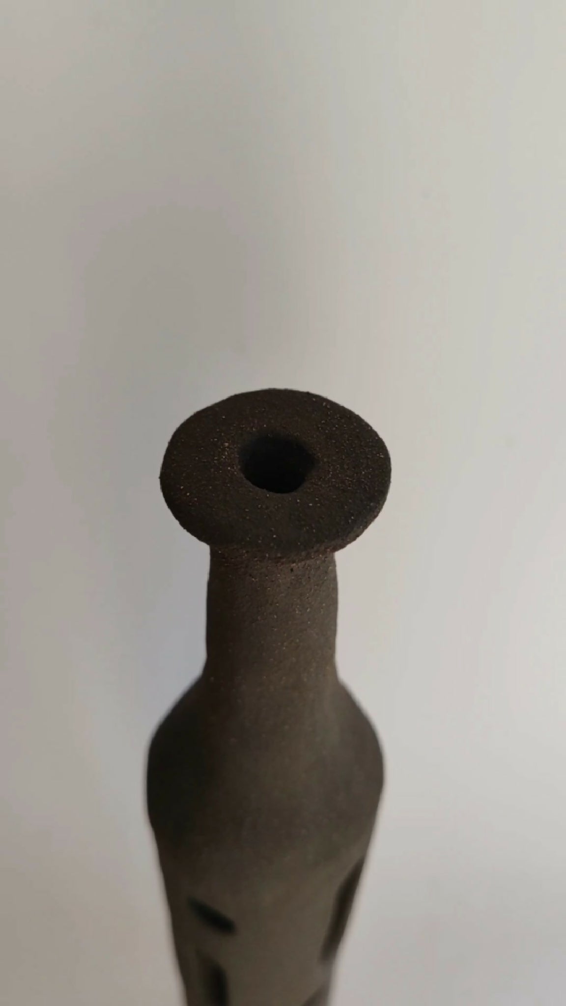 Sculpture soliflore noir : vue du haut avec ouverture ronde et col