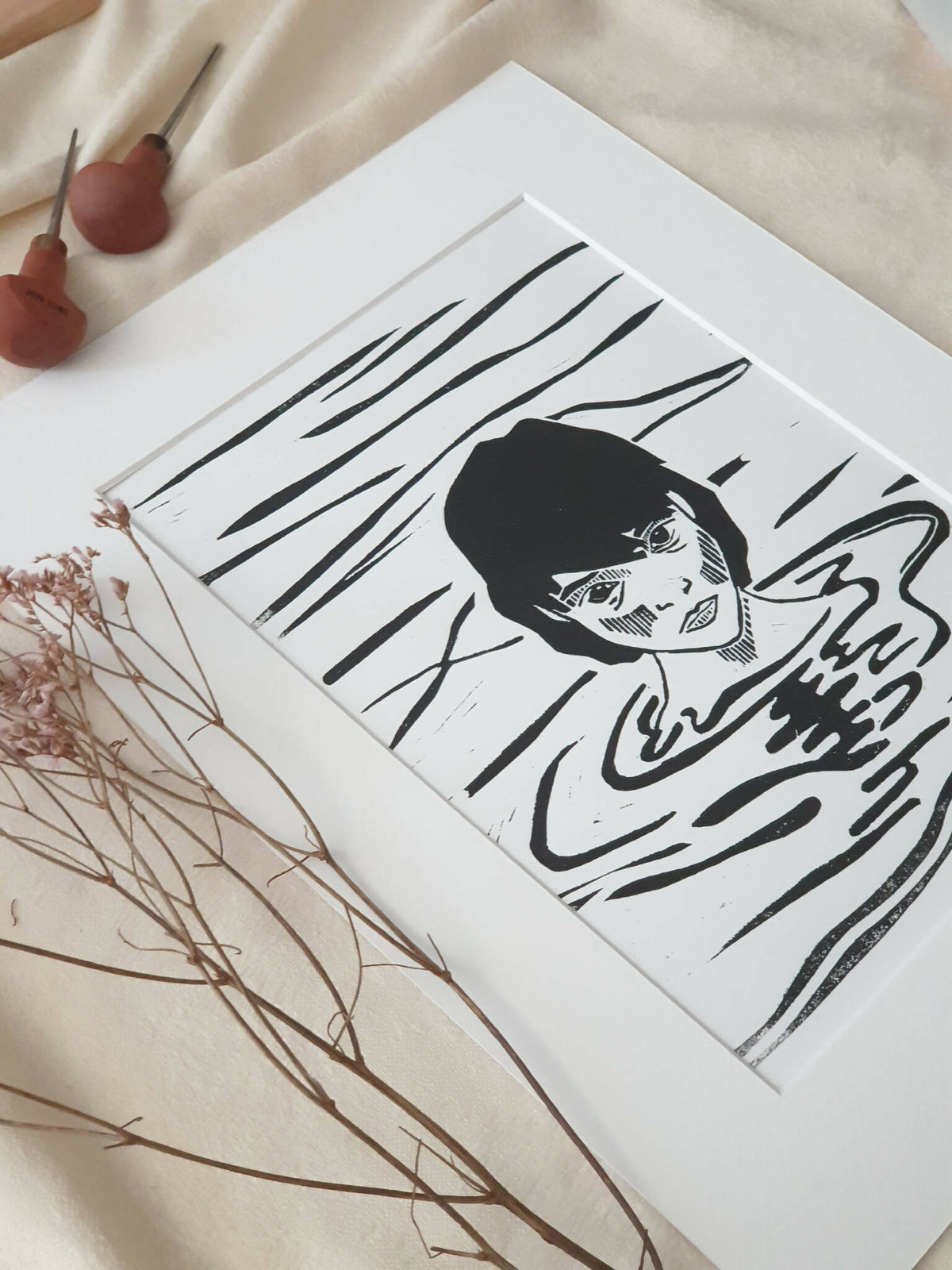 Impression noir et blanc sur papier blanc, visage stylisé et ondes