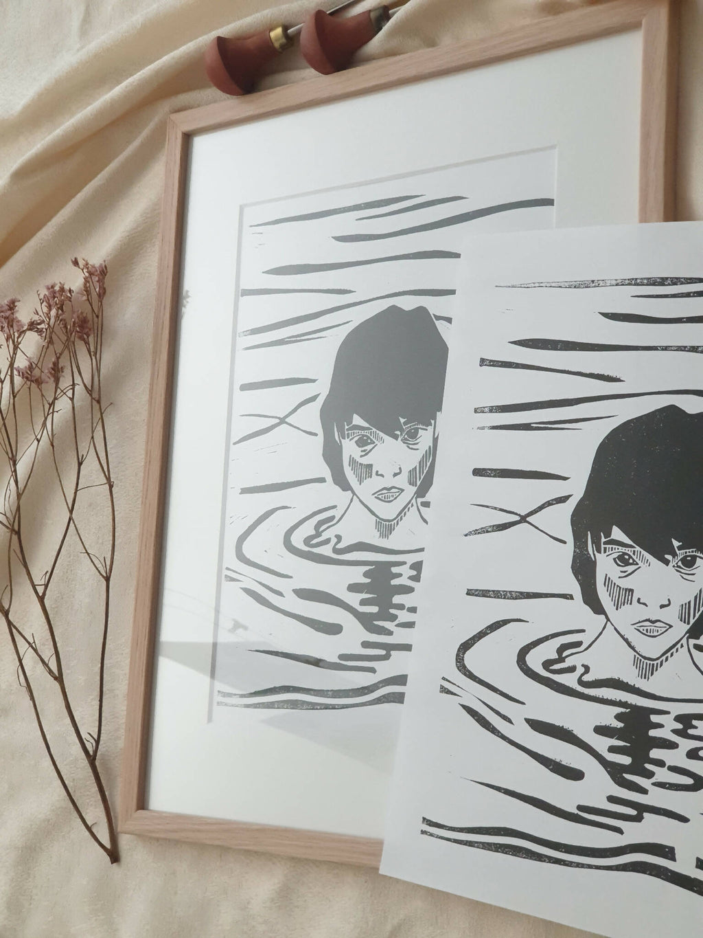 Impression encadrée bois clair, noir et blanc : deux portraits d’ondes