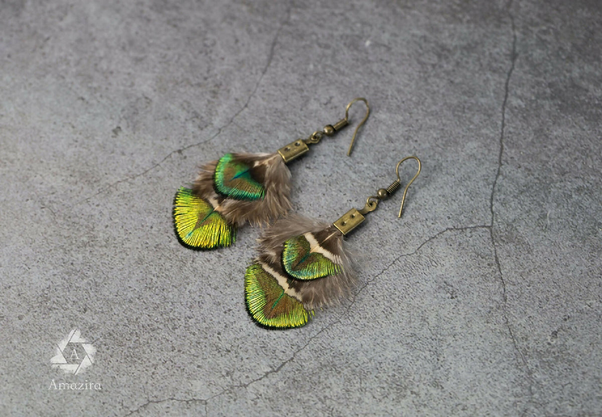 Paire de boucles d’oreilles en acier avec plumes de paon vertes et bleues.