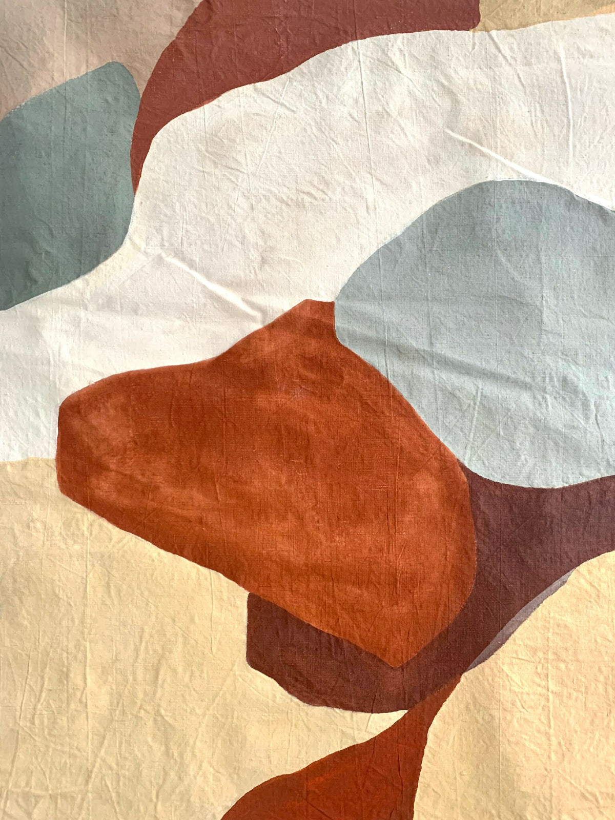 Tenture murale Anisva en tissu crème avec formes abstraites rouge-brun et vert clair