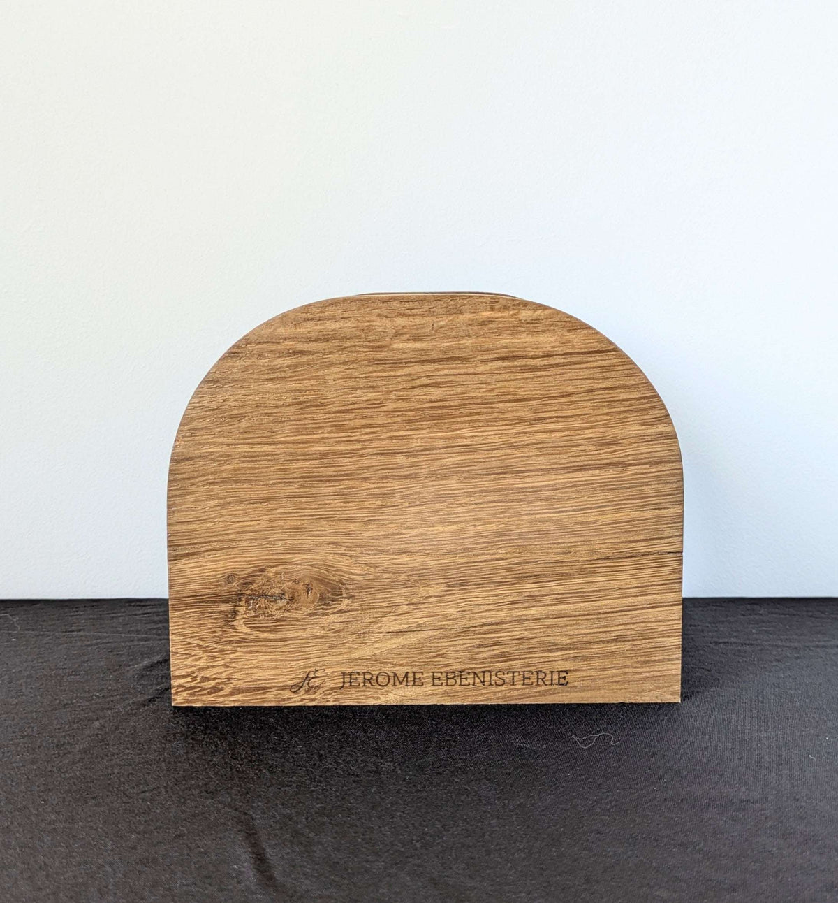 Support à serviettes en bois massif, face avant arrondie, gravure « JEROME EBENISTERIE ».