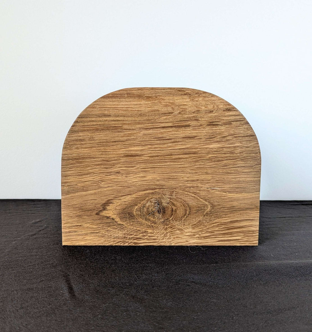 Support à serviettes en bois massif, face avant, veinage et gravure « JEROME EBENISTERIE ».