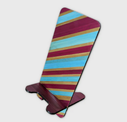 Support de téléphone en bois, marqueterie rayée bordeaux et turquoise, base sombre.