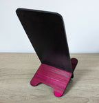 Support de téléphone incliné, panneau noir et base marquetée bordeaux.