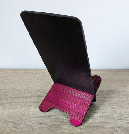 Support de téléphone incliné, panneau noir et base marquetée bordeaux.