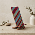 Support téléphone en bois avec marqueterie de paille bordeaux et turquoise, base inclinée