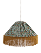 Suspension avec abat-jour tissu vert à motif floral, bordure dorée à franges.