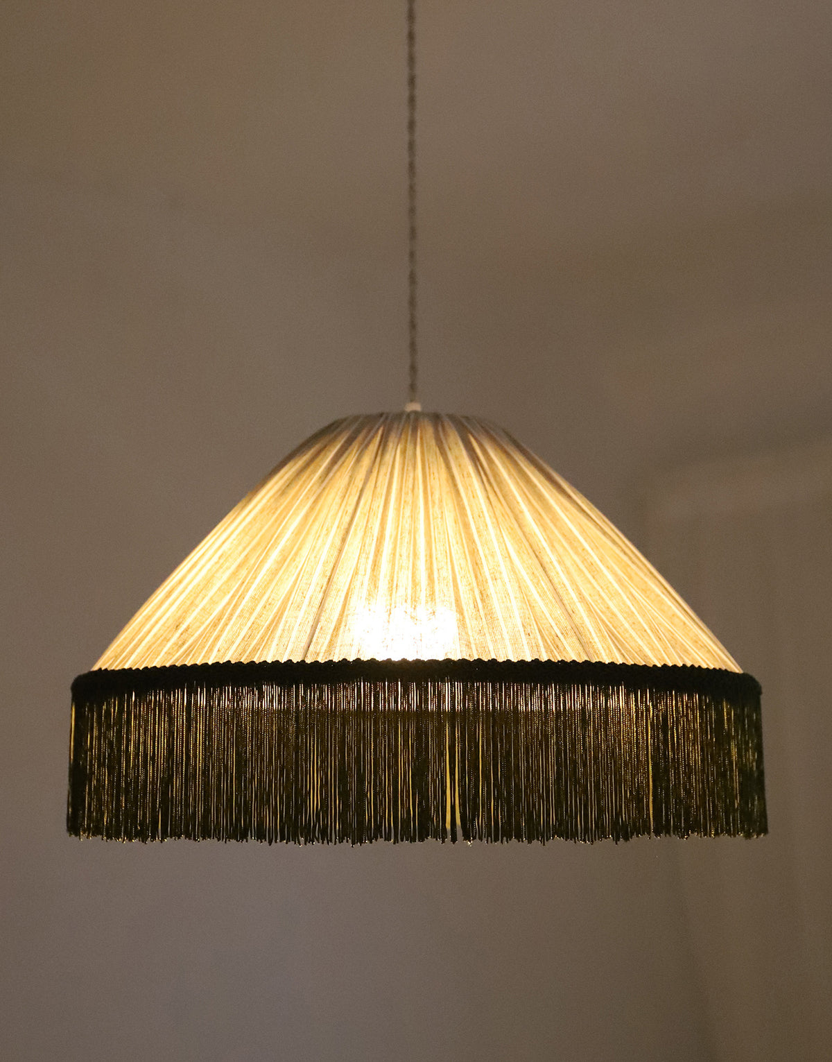 Suspension bohème à franges Bella en tissu rayé olive, faite main par Hautlalampe