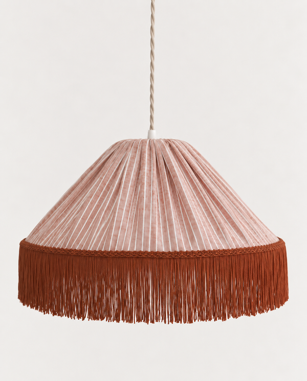 Suspension bohème à franges Bella en tissu rayé terracotta, faite main par Hautlalampe