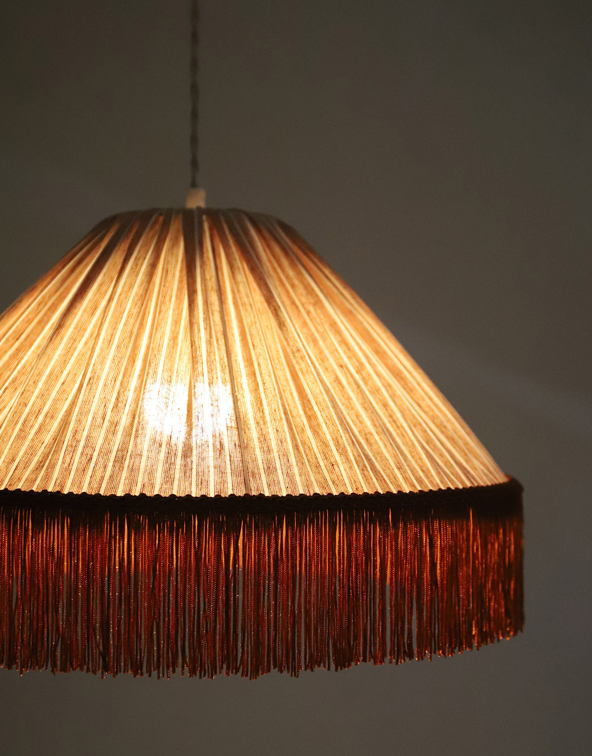 Suspension bohème à franges Bella en tissu rayé terracotta, faite main par Hautlalampe