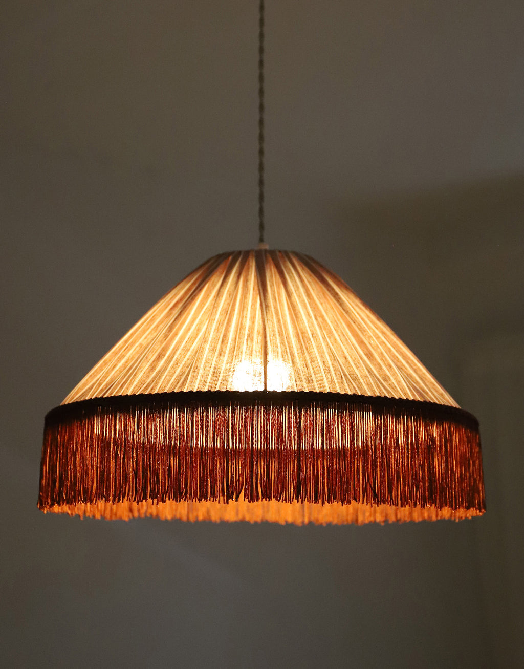 Suspension bohème à franges Bella en tissu rayé terracotta, faite main par Hautlalampe