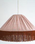 Suspension bohème à franges Bella en tissu rayé terracotta, faite main par Hautlalampe