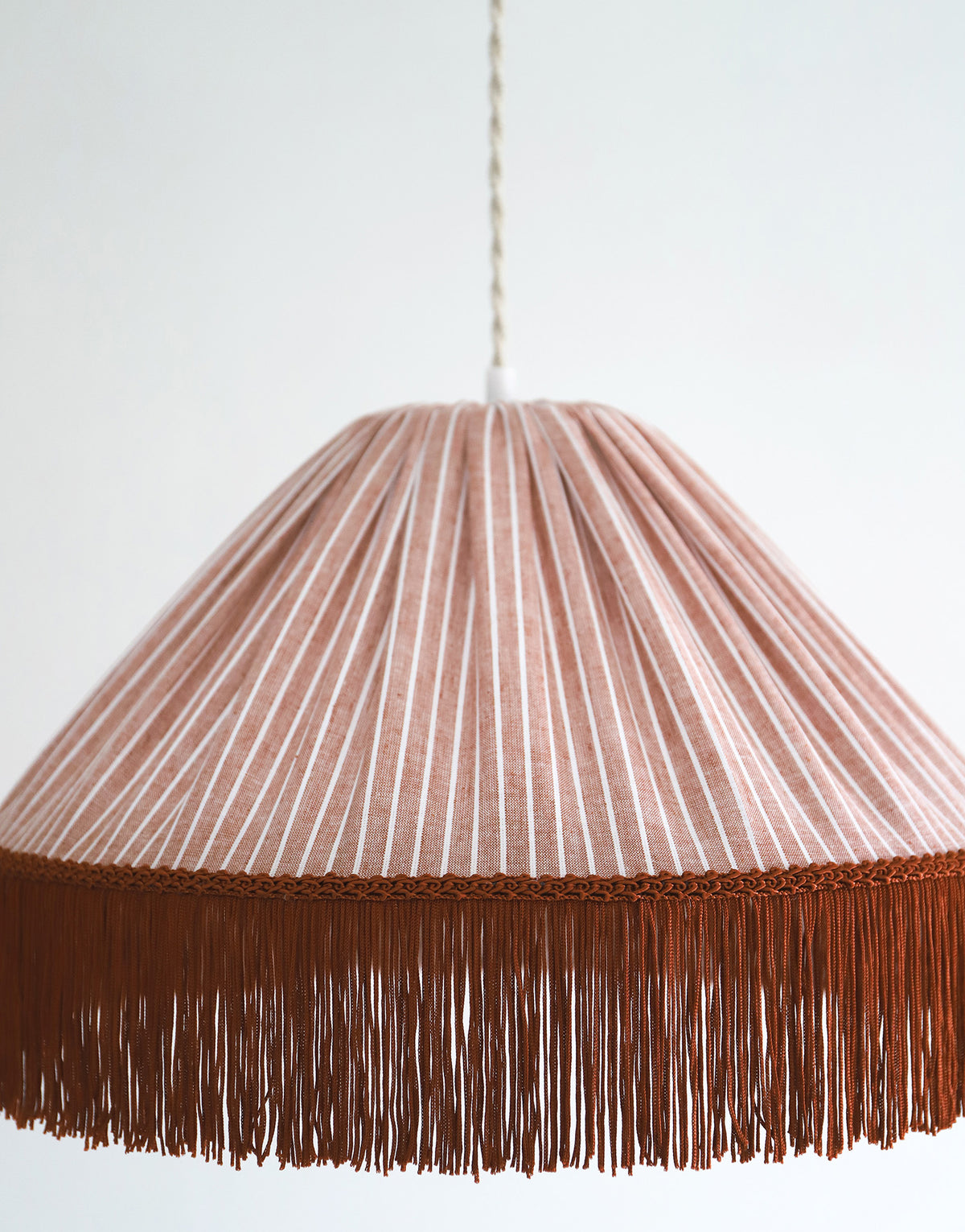 Suspension bohème à franges Bella en tissu rayé terracotta, faite main par Hautlalampe