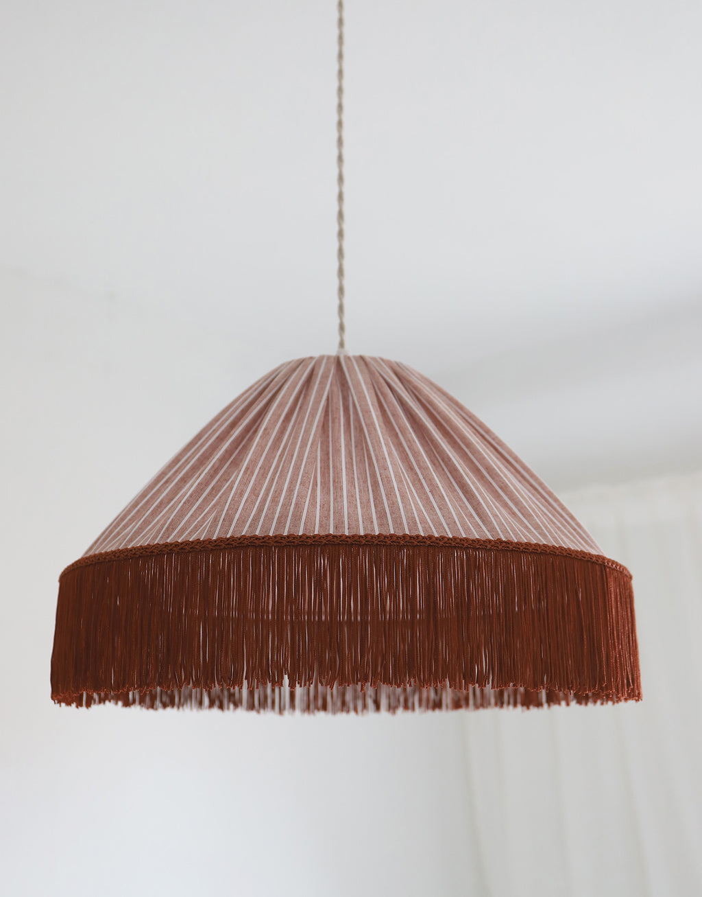 Suspension bohème à franges Bella en tissu rayé terracotta, faite main par Hautlalampe
