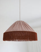 Suspension bohème à franges Bella en tissu rayé terracotta, faite main par Hautlalampe