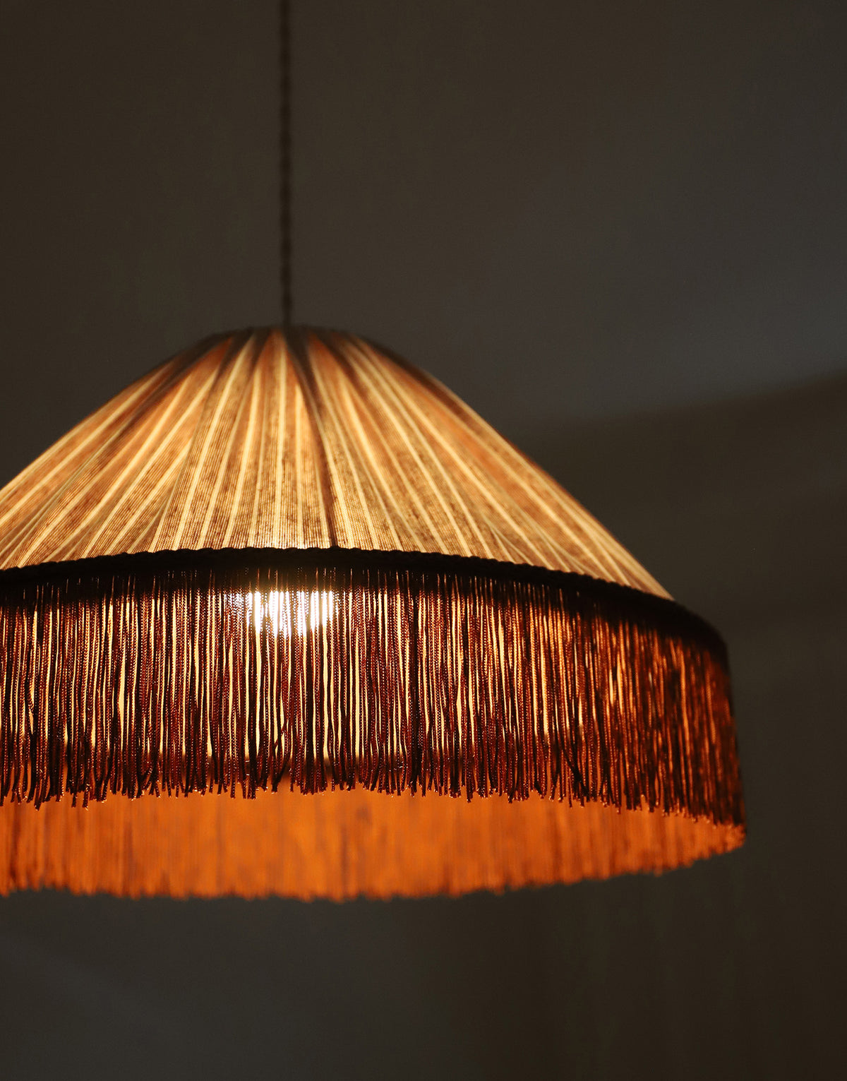 Suspension bohème à franges Bella en tissu rayé terracotta, faite main par Hautlalampe