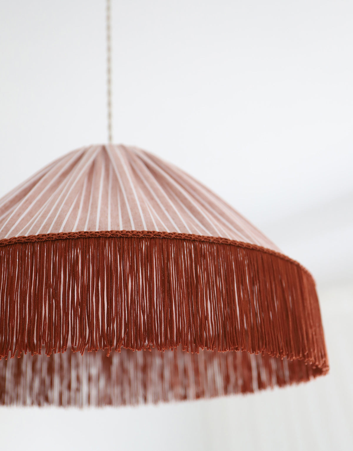 Suspension bohème à franges Bella en tissu rayé terracotta, faite main par Hautlalampe