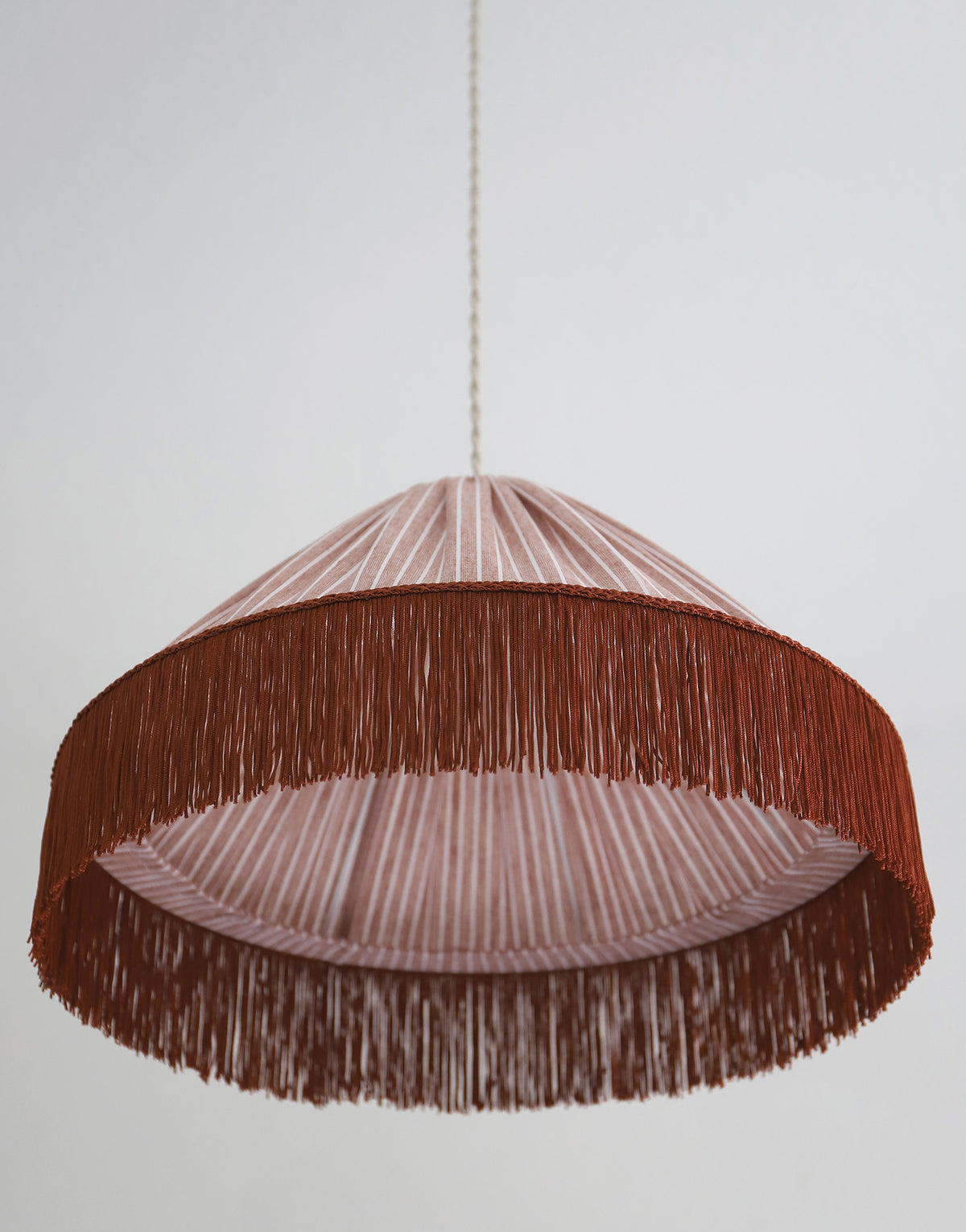 Suspension bohème à franges Bella en tissu rayé terracotta, faite main par Hautlalampe