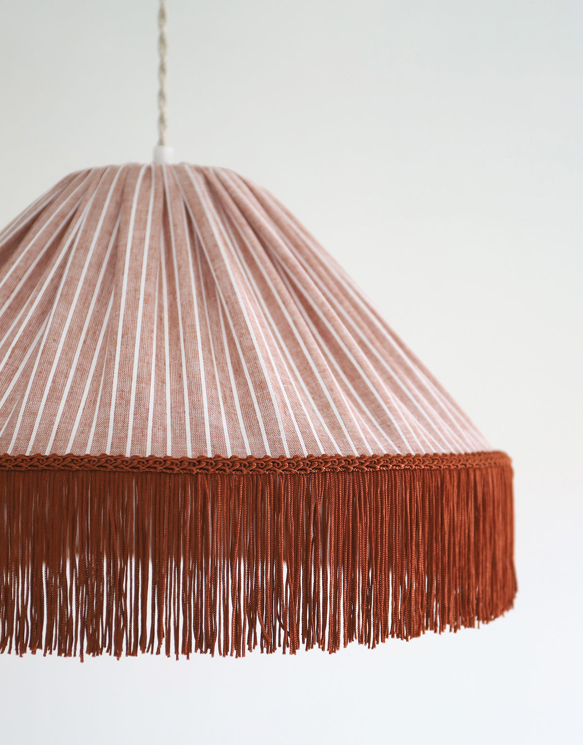 Suspension bohème à franges Bella en tissu rayé terracotta, faite main par Hautlalampe