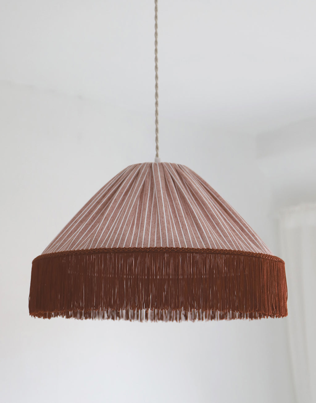 Suspension bohème à franges Bella en tissu rayé terracotta, faite main par Hautlalampe