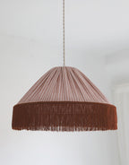 Suspension bohème à franges Bella en tissu rayé terracotta, faite main par Hautlalampe