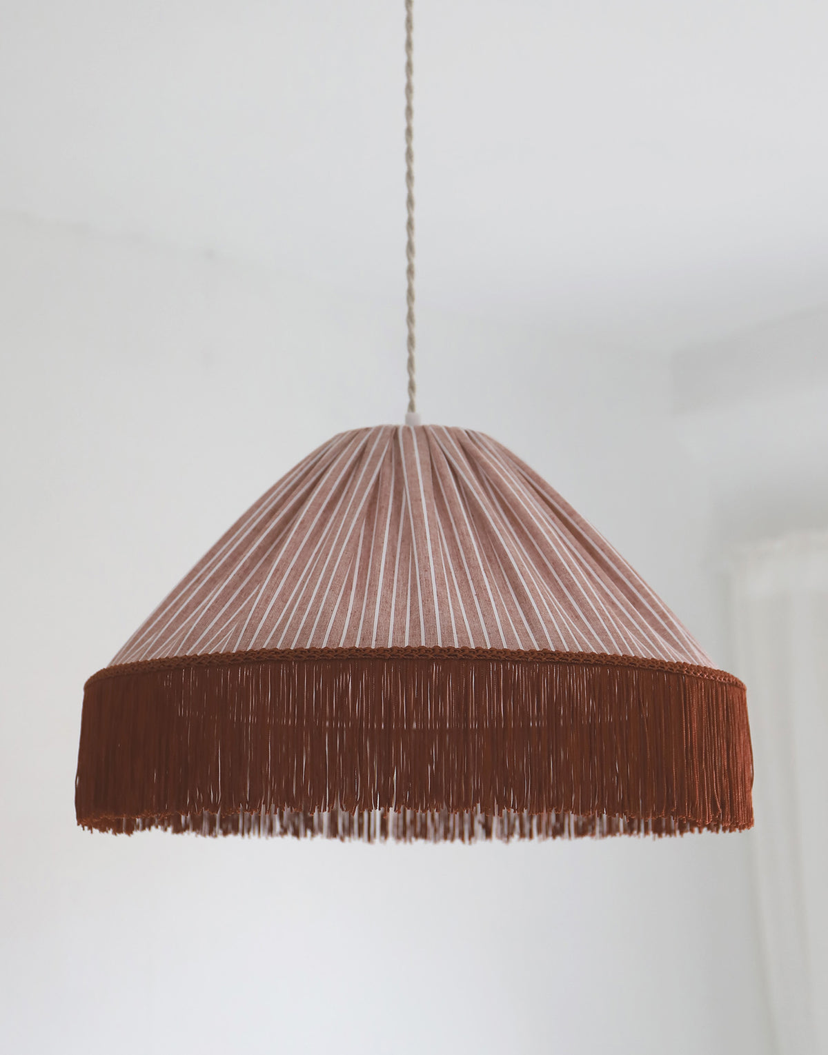 Suspension bohème à franges Bella en tissu rayé terracotta, faite main par Hautlalampe